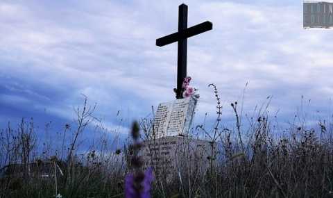 Corato, la collina della croce: l dove morirono 27 persone le auto camminano da sole